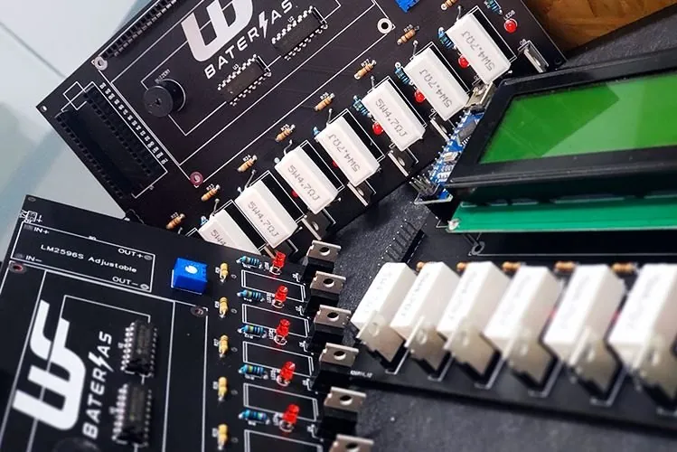 Placas das máquinas de teste desenvolvidas pela WF Baterias