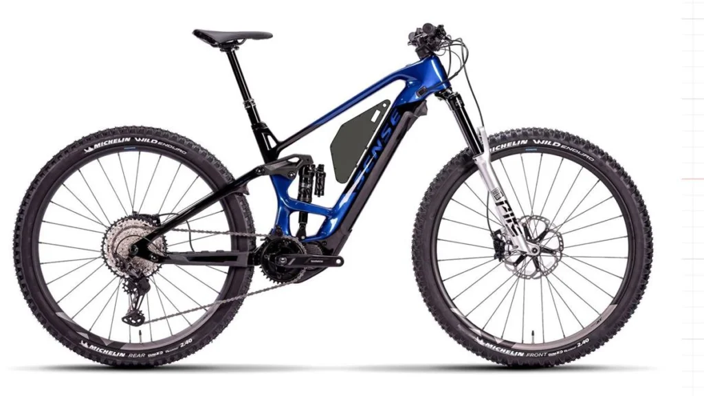 Projeção do Packbooster Custom 630 montado na Sense E-Trail Evo