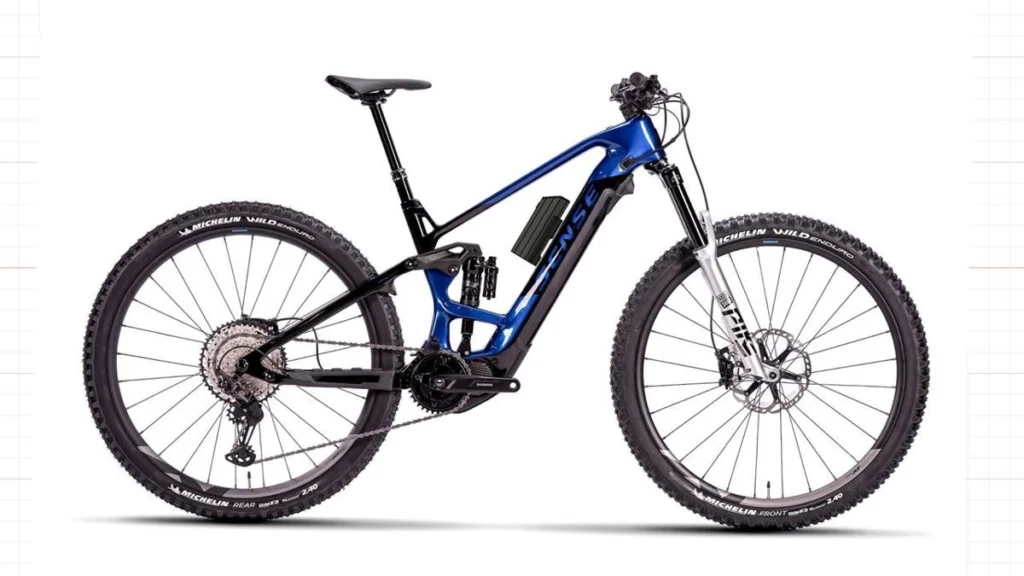 Projeção do Packbooster Mini Hex montado na Sense E-Trail Evo (2023)
