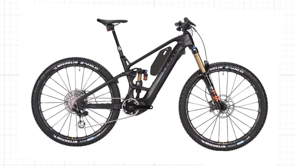 Projeção do Packbooster Custom 540 montado na Sense E-Trail Exalt
