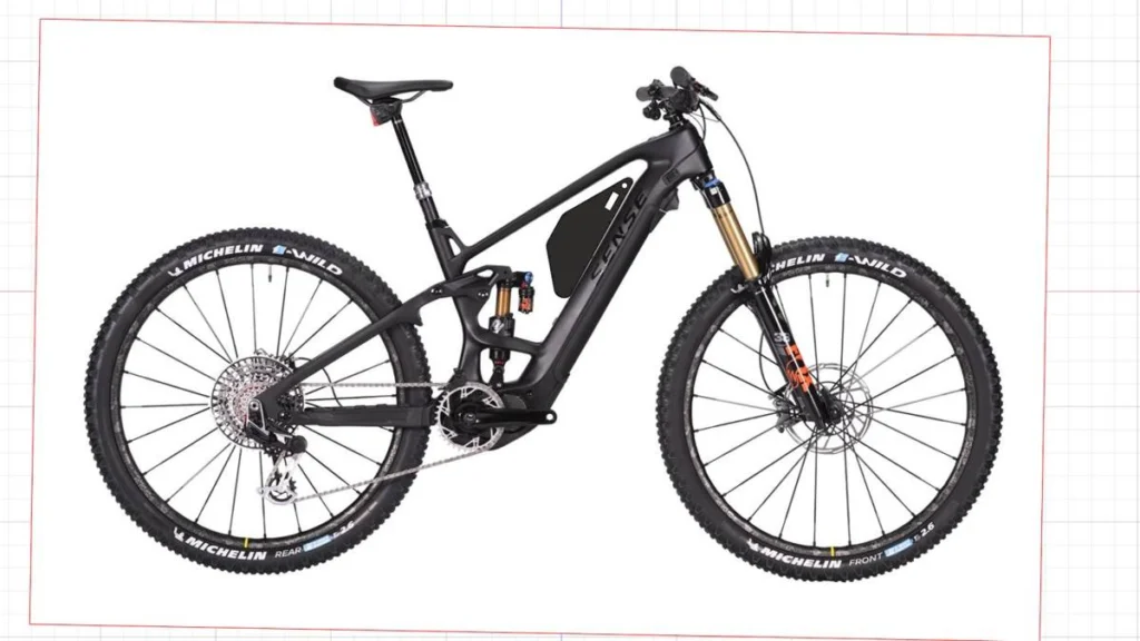 Projeção do Packbooster Custom 630 montado na Sense E-Trail Exalt