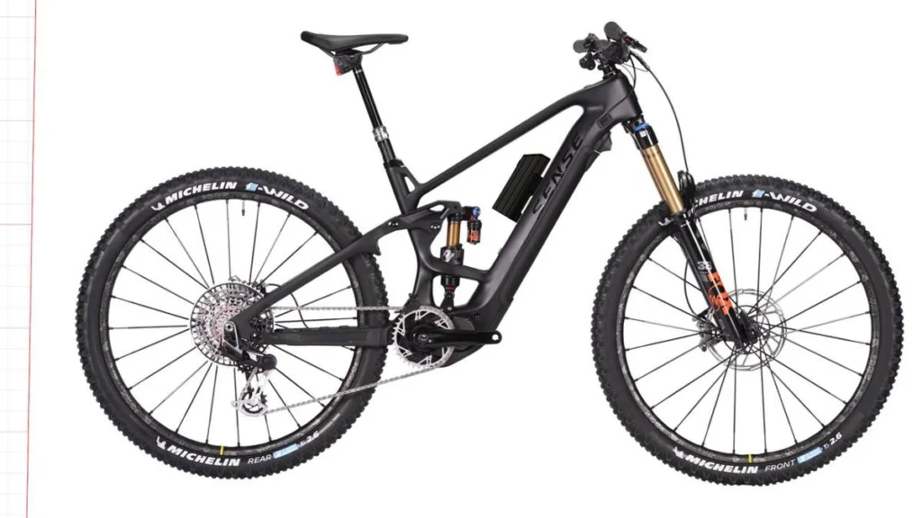 Projeção do Packbooster Mini Hex montado na Sense E-Trail Exalt (2024)
