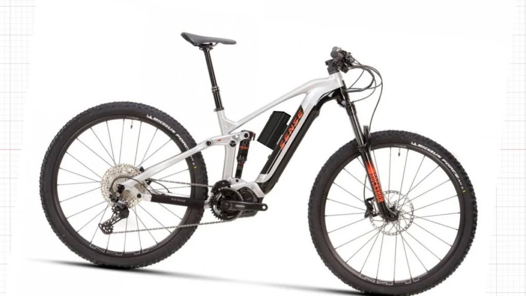 Projeção do Packbooster Mega Hex montado na Sense Impulse E-Trail Comp